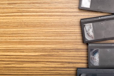 ahşap arka plan üzerinde video kasetleri