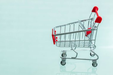 Boş süpermarket alışveriş sepeti, yakından görmek