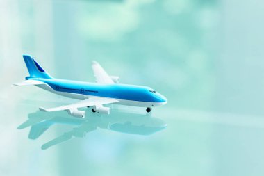Minyatür uçak mavi cam arka plan üzerinde 