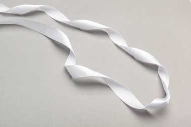 şerit yay dekorasyon gri arka plan üzerinde