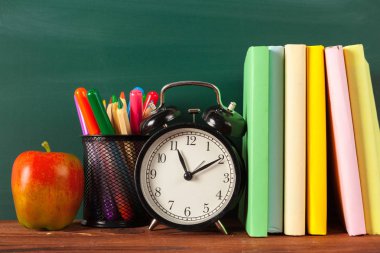 okula dönüş - elma ve Kitaplar kalemler ve yazı tahtası
