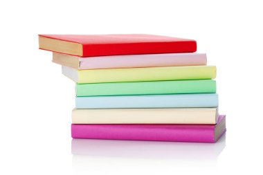 Beyaz arkaplanda izole kitap yığını