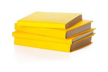 Beyaz arkaplanda izole kitap yığını