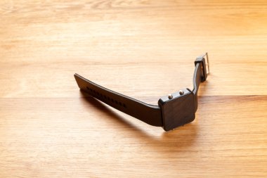 Akıllı saatler ahşap arka planda, yakından görmek yalan