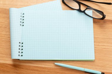 Defter ve kalem arka plan üzerinde Kapat