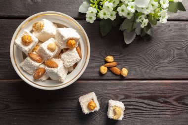 Ahşap masa arka plan üzerinde Türk lokumu