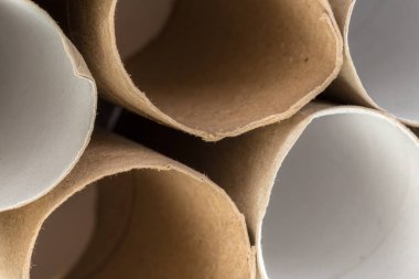 Beyaz arka plan üzerinde boş tuvalet kağıdı