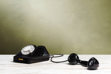 Ahşap masa, yakından görmek eski telefon