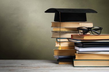 Kitap yığınlarıyla dolu okul tahtası.