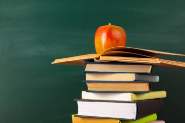 Resepsiyon, kara tahta arka plan üzerine kitaplar