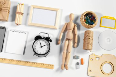 Modern çalışma alanı kavramı, beyaz arka plan üzerinde izole