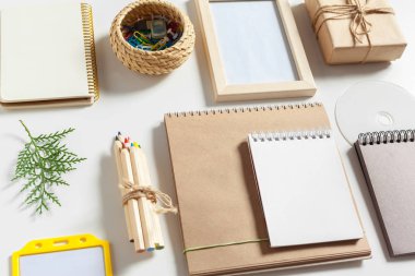 Modern çalışma alanı kavramı, beyaz arka plan üzerinde izole