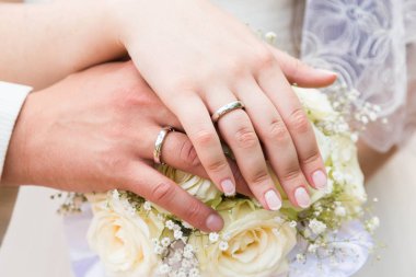 Gelin ve damat el buketi üzerinde Kapat