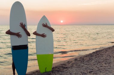 Genç çift sörfçü, yakından görmek