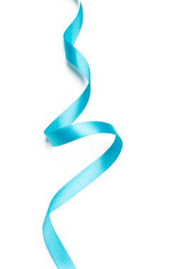 Beyaz arkaplanda ipek kurdele izole edildi