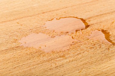 Damla su üzerinde ahşap masa, yakından görmek