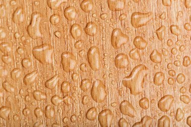 Damla su üzerinde ahşap masa, yakından görmek