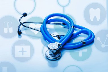 Beyaz, yakın çekim görünümü üzerinde izole stetoskop