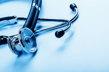 Beyaz, yakın çekim görünümü üzerinde izole stetoskop