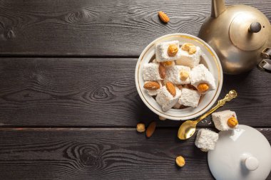 Ahşap masa arka plan üzerinde Türk lokumu