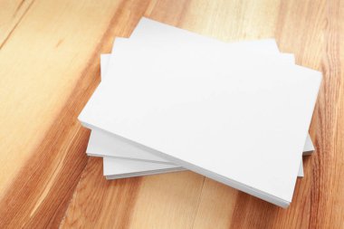 Tahta masadaki boş kağıt.