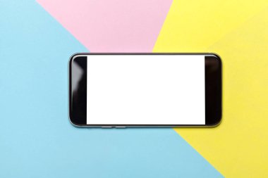 Cep telefonunun renkli arka plan üzerinde izole kapatmak 