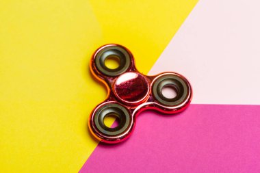 spinner renkli arka plan karşı yakın çekim 