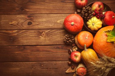 Sonbahar ahşap arka plan kopya alanı ile