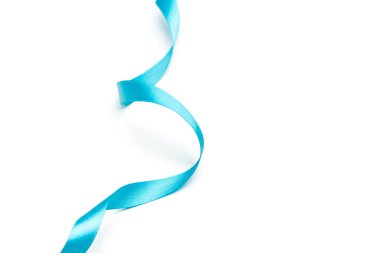 Beyaz arkaplanda ipek kurdele izole edildi