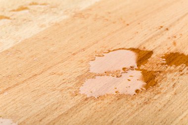 Damla su üzerinde ahşap masa, yakından görmek