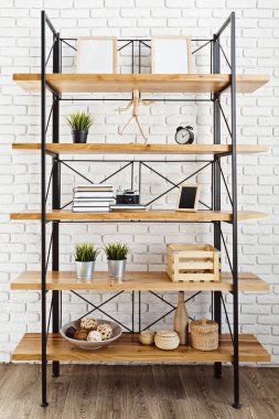 çatı katı iç modern ahşap raf