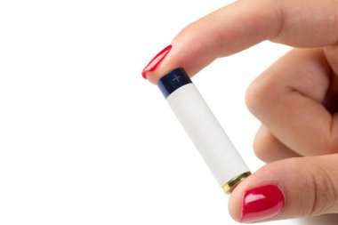 Piller, beyaz arka plan üzerinde izole tutan el closeup