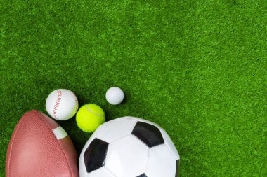 Çim, yakından görmek üstünde çeşitli spor alet