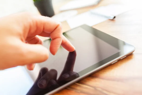 Vrouw Werken Tablet Vergrote Weergave — Stockfoto