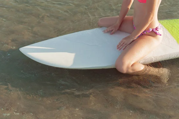 Vrouw Surfen Zee — Stockfoto