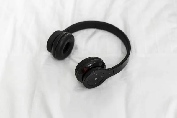 Fone Ouvido Deitado Travesseiro Para Ouvir Relaxar Música — Fotografia de Stock
