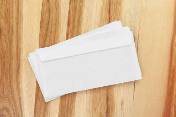 Envelopes Brancos Branco Sobre Fundo Madeira — Fotografia de Stock