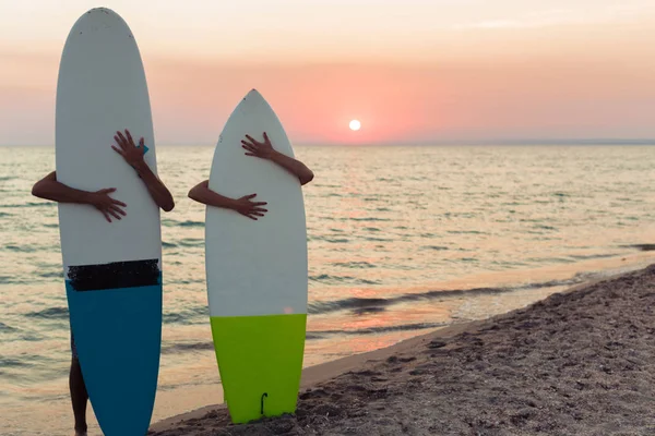 Young Couple Surfers Close View — Stock Photo, Image