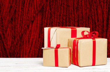 eski tabloyu hediyeler yığını