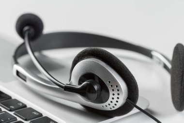 Merkezi Destek kavramı ara. klavye bilgisayar dizüstü bilgisayarda kulaklık