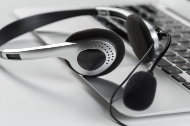 Merkezi Destek kavramı ara. klavye bilgisayar dizüstü bilgisayarda kulaklık