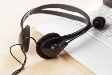 klavye bilgisayar dizüstü bilgisayarda kulaklık