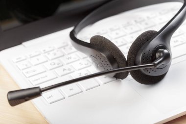 klavye bilgisayar dizüstü bilgisayarda kulaklık