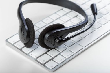 klavye bilgisayar dizüstü bilgisayarda kulaklık