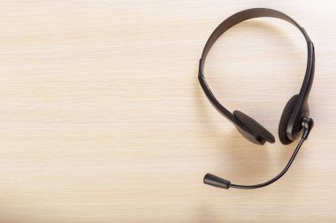 ahşap arka plan üzerinde mikrofon kulaklık