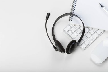 klavye bilgisayar dizüstü bilgisayarda kulaklık