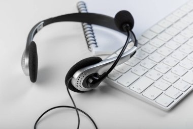 klavye bilgisayar dizüstü bilgisayarda kulaklık