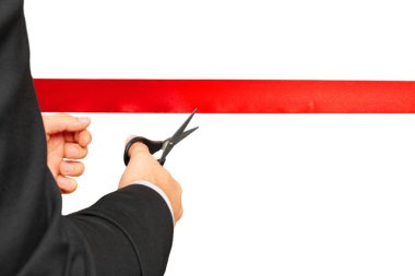 Makas kesim kırmızı kurdele veya teyp vardır. Beyaz arka plan üzerinde izole.