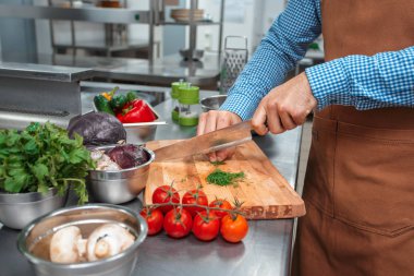 Şef kahverengi önlük bir Restoran mutfağında yemek