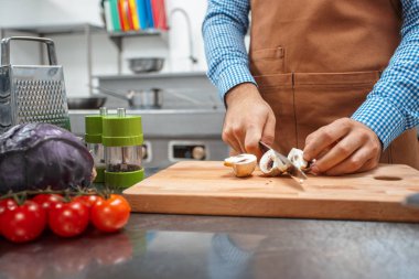 Şef kahverengi önlük bir Restoran mutfağında yemek